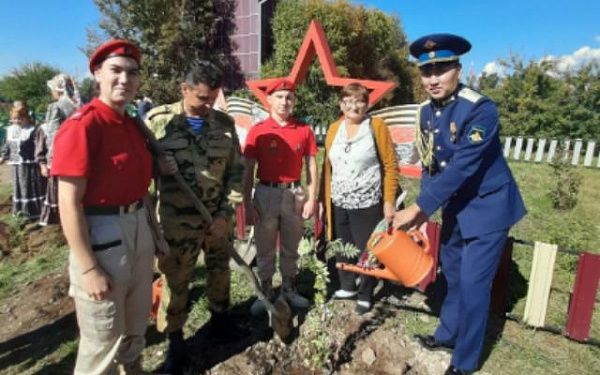 В двух районах Бурятии открылись рябиновые аллеи в честь героев СВО