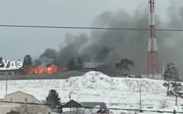 В Улан-Удэ горит здание администрации лыжной базы
