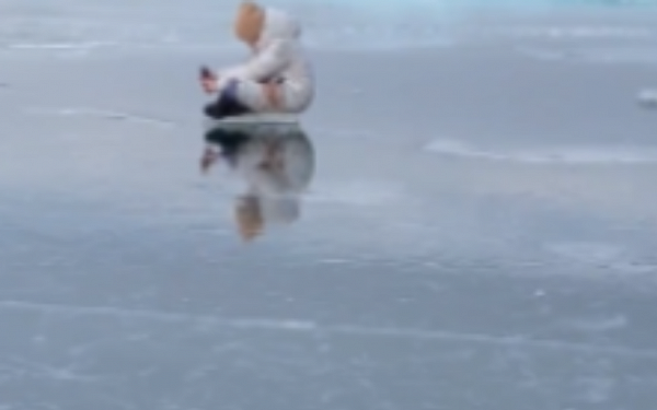 Байкал в Бурятии покрылся прозрачным, идеально гладким льдом 
