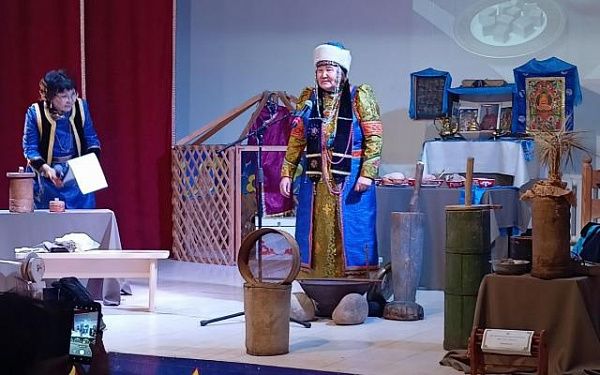 Солисты фольклорного ансамбля в Бурятии показали школьникам старинные обряды