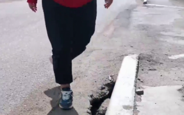 В Улан-Удэ провалы тротуара «отремонтировали» картонкой и булыжниками