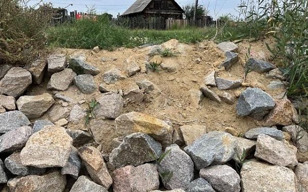 В Улан-Удэ на Левом берегу воруют бутовый камень с защитной насыпи