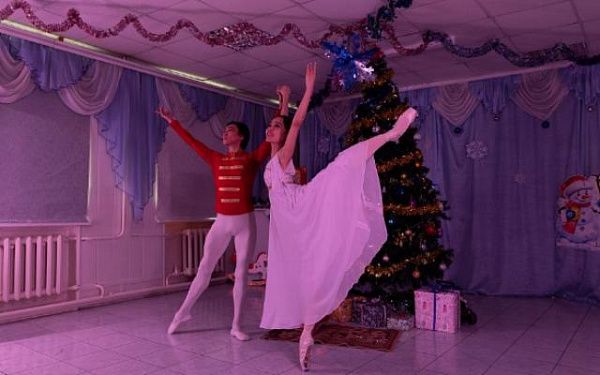 В Бурятии воспитанникам социального центра показали новогоднего "Щелкунчика"