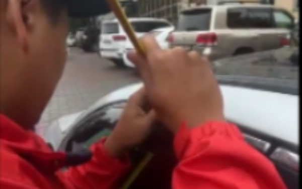 В Улан-Удэ женщина захлопнула дверь с ребёнком в машине