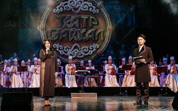 Министр культуры Соелма Дагаева наградила сотрудников театра «Байкал»