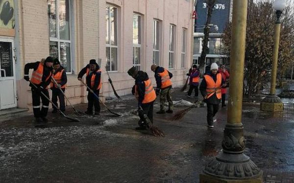 В Улан-Удэ коммунальщики повторно чистят главную пешеходную улицу от растаявшего снега