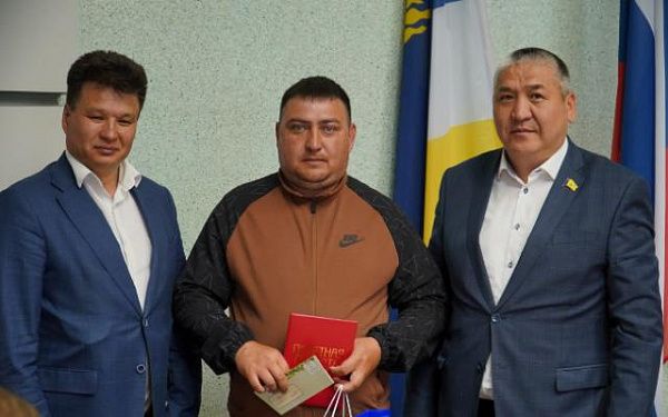 В Улан-Удэ депутат наградил водителя автобуса за спасение пассажирки