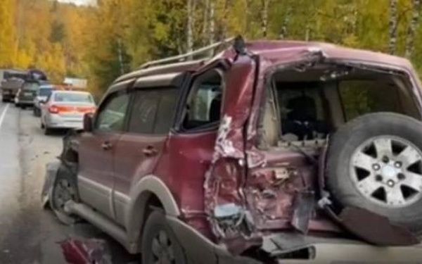 На трассе «Байкал» грузовик протаранил восемь автомобилей