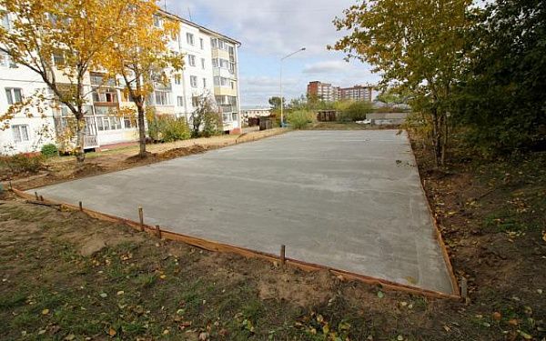 Во дворе по ул. Мокрова, 25 строят новую спортплощадку