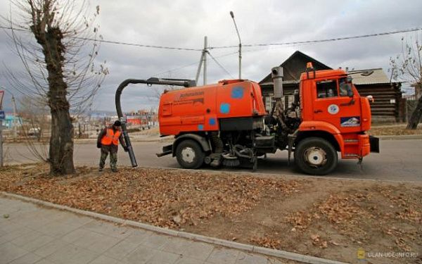 В Улан-Удэ опавшую листву и мусор с тротуаров убрали машины-пылесосы