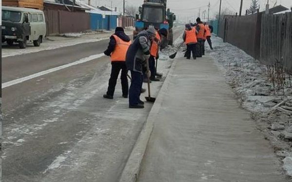 В Улан-Удэ перед потеплением  усиленно очищают тротуары от снега