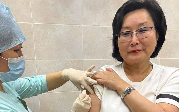 Министр здравоохранения Бурятии личным примером призывает поставить прививку от гриппа