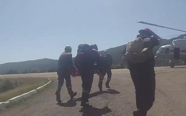В горах Бурятии спасатели на МИ-8 вывезли туриста с инфарктом