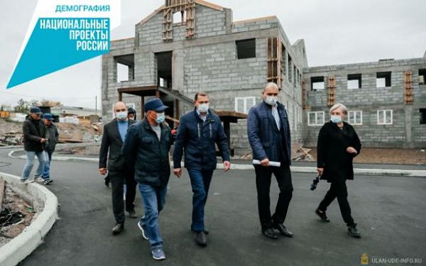 Мэр Улан-Удэ проверил ход строительства детского сада на ул. Лермонтова