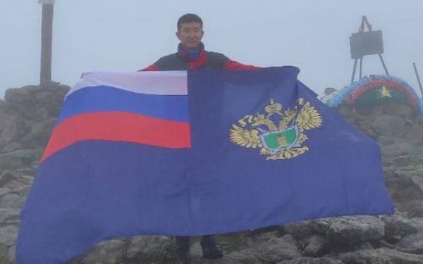 Бурятский прокурор посвятил восход на пик Черского 100-летию ведомства 