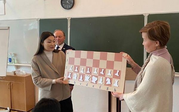 В районе Бурятии депутаты вручили 10 шахматных досок и 10 комплектов фигур 