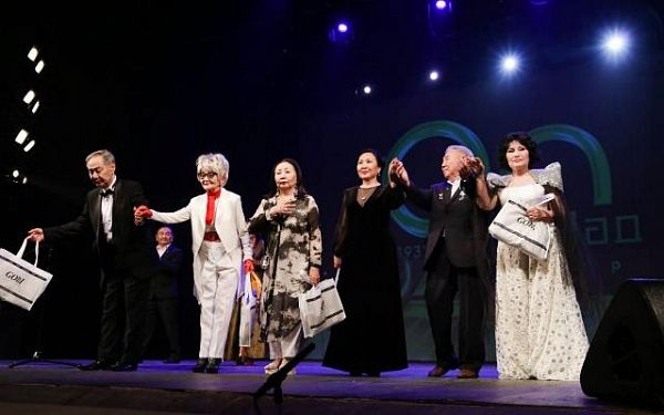 Бурятскому театру в честь юбилея вручили денежный сертификат 
