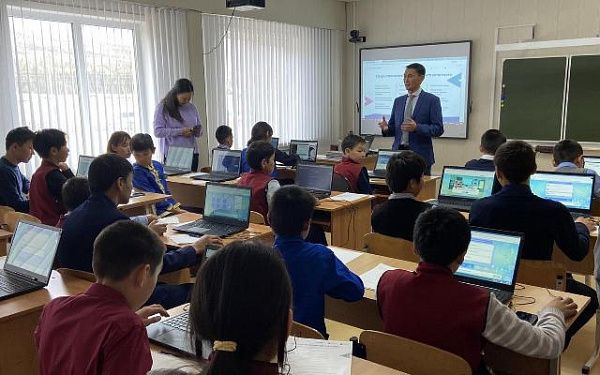 Глава района Бурятии провел уроки в школах с учениками 5-11 классов