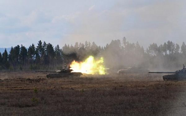 В Бурятии танковые экипажи, сформированные из мобилизованных военнослужащих ВВО, продолжают занятия по огневой подготовке