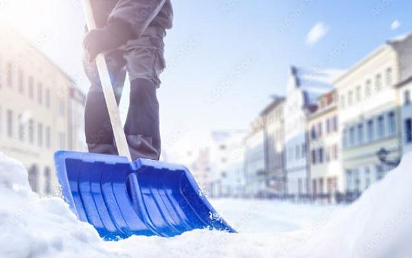 В Улан-Удэ 112 уборщиков территорий убирают снег с городских дорог и пешеходных зон