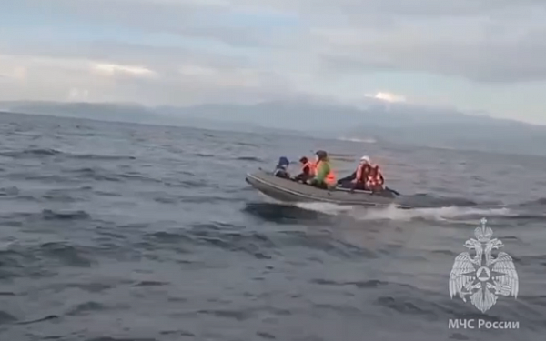В Бурятии спасатели помогли туристам на лодке выбраться с острова