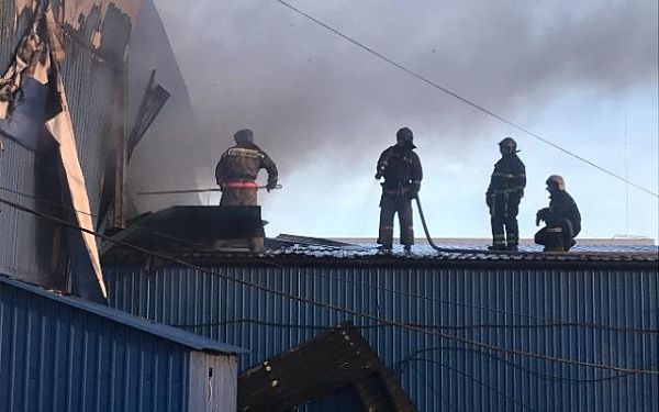 Неосторожное обращение с огнем могло стать причиной крупного пожара на проспекте Автомобилистов в Улан-Удэ