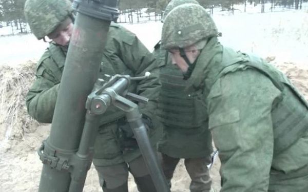 Мобилизованные военнослужащие ВВО выполняют боевые стрельбы из миномётов 