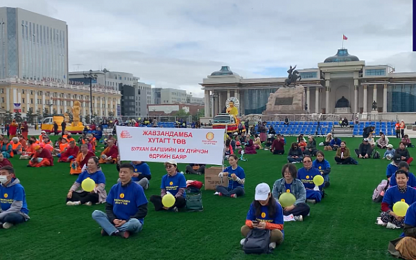 Буддисты Монголии провели массовую медитацию на главной площади Улан-Батора