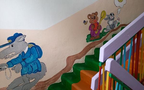 Воспитатель детсада в районе Бурятии украсила стены своего детского учреждения 