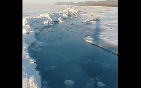 В Бурятии смертельно опасно находиться на льду Байкала 