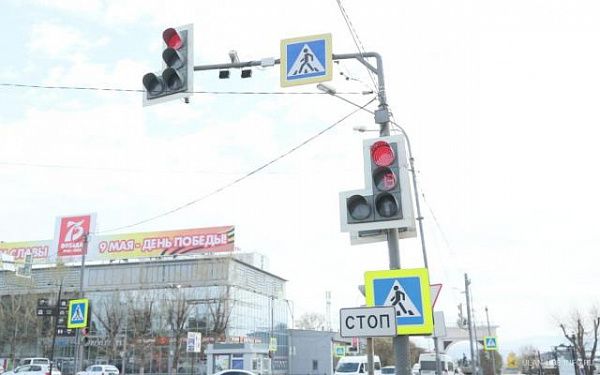 Новый светофор заработает на перекрестке улиц Бабушкина и Красной звезды