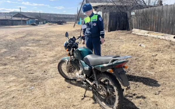 В селе Бурятии юноша въехал на чужом мотоцикле в забор 