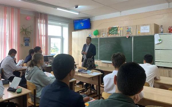 Министр туризма Бурятии провел урок истории для улан-удэнских школьников