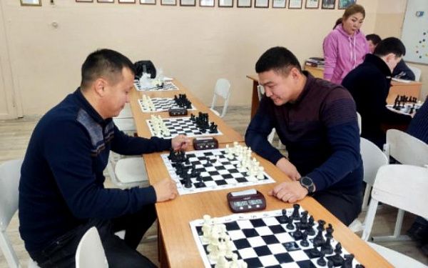 В Бурятии школьники и сотрудники МВД соревновались в шахматах