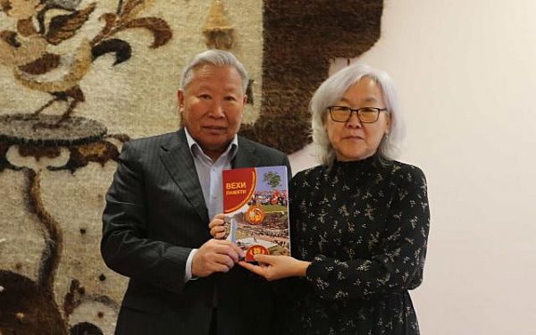 Экс-мэр Улан-Удэ вручил книги из своей личной коллекции Национальной библиотеке