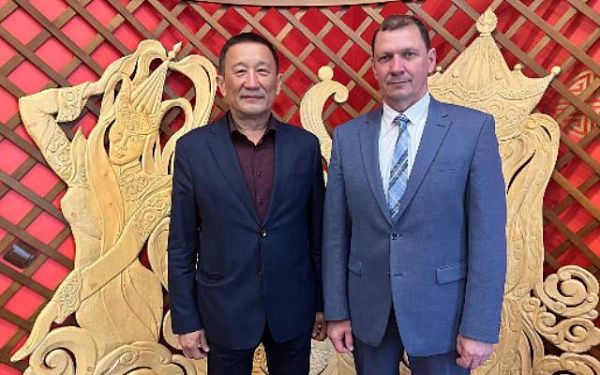 В Улан-Удэ поздравить Бурятию с юбилеем приехал мэр Элисты