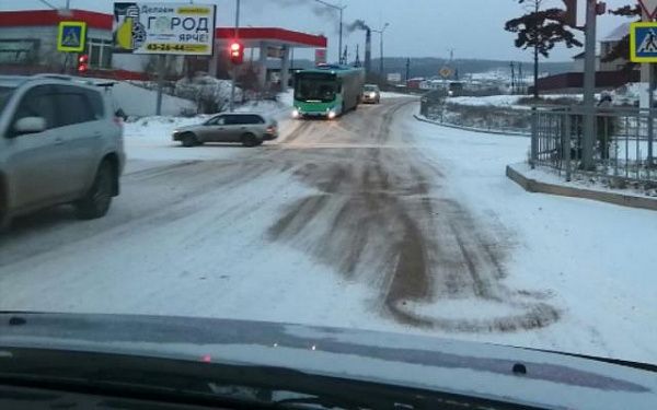 В Улан-Удэ устраняют последствия снегопада