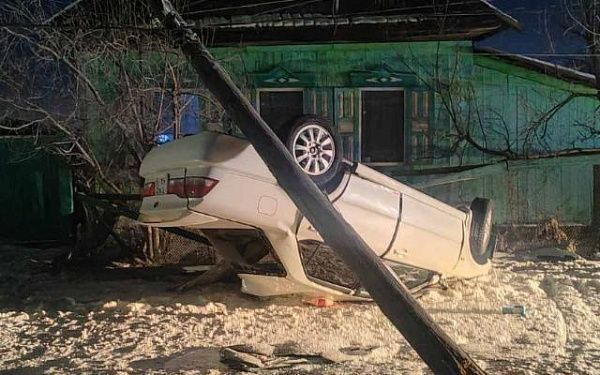 В Бурятии 21-летний водитель без прав снёс столб и перевернулся