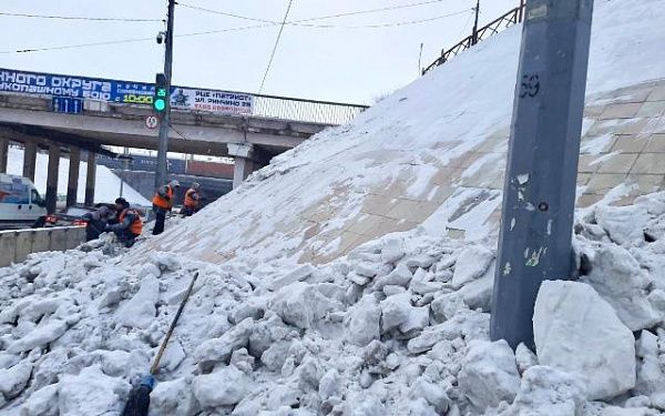 В Улан-Удэ бригада Комбината по благоустройству вручную смела снег с откосов