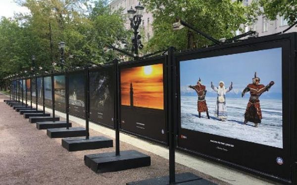 В центре Москвы открылась фотовыставка, посвященная автопробегу на Байкале