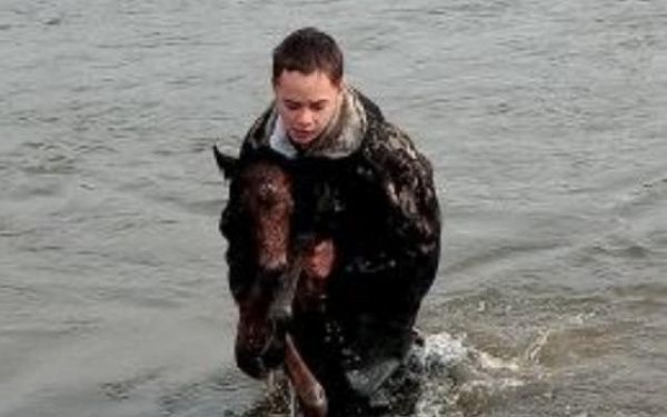 В районе Бурятии отважный подросток спас тонущего жеребенка 