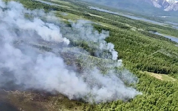 50 человек сражаются с огнём на севере Бурятии