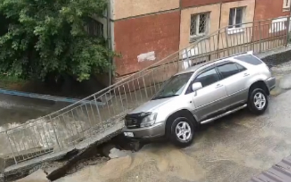 В Улан-Удэ обрушилось ограждение на одной из улиц