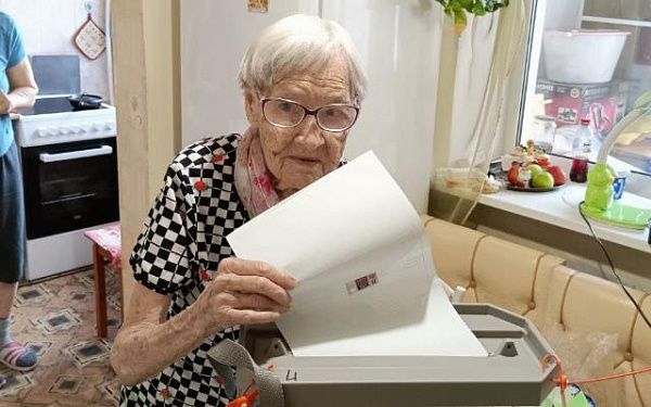102-летняя долгожительница проголосовала в Улан-Удэ 