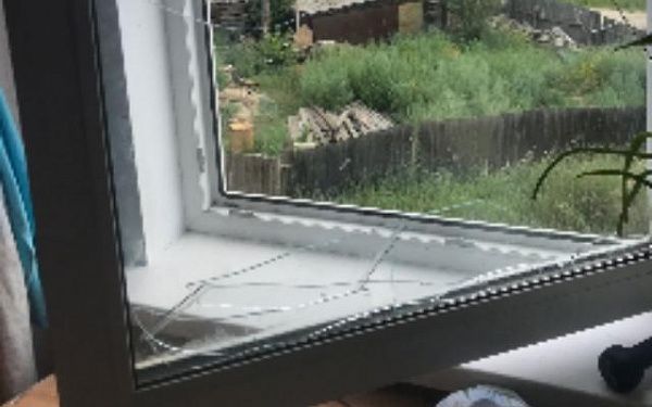 На севере Бурятии незваный гость разбил окно квартиры