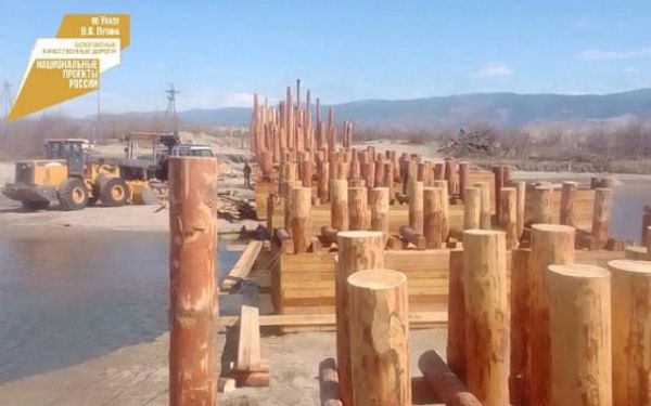 В северном районе Бурятии ремонтируют мост, связывающий село с "большой землей"