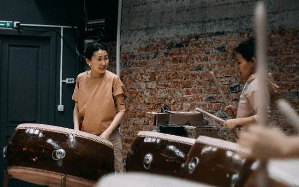Артисты театра бурятской драмы учатся отбивать ритмичную дробь на барабанах