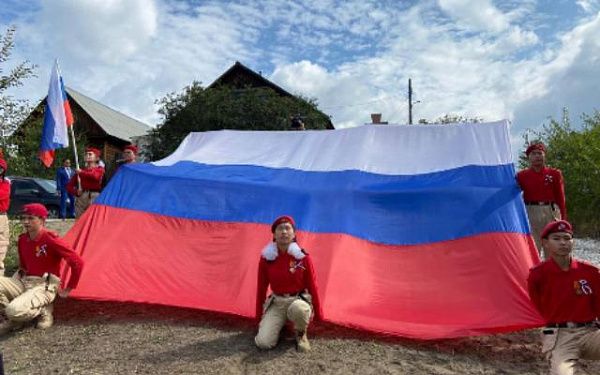 На месте основания Улан-Удэ развернули российский флаг