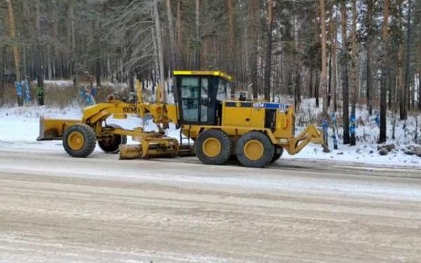 На границе двух районов Бурятии дорожники расчищают снег