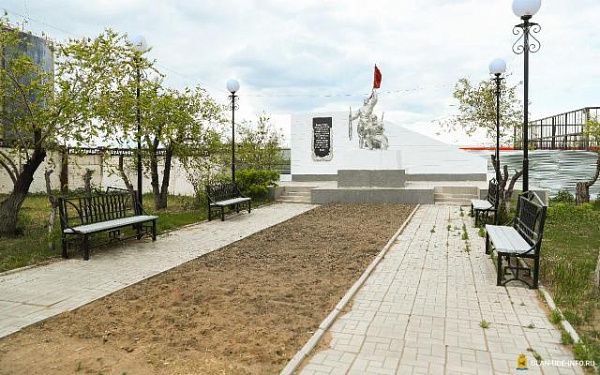 По просьбам жителей на ул. Смолина облагородили памятник и прилегающую территорию